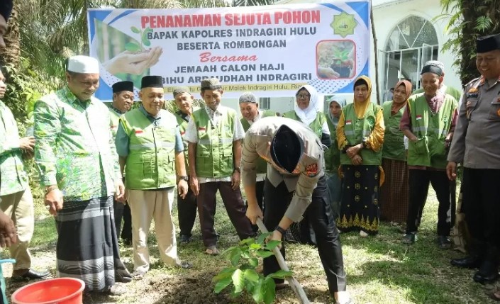 Padukan Iman dan Lingkungan, Kapolres Inhu dan Ketua MUI Tanam Pohon Bersama